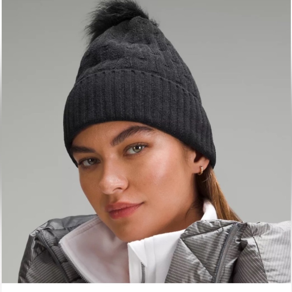 NWT lululemon Cable Knit Pom Beanie / BLK ONE SIZE